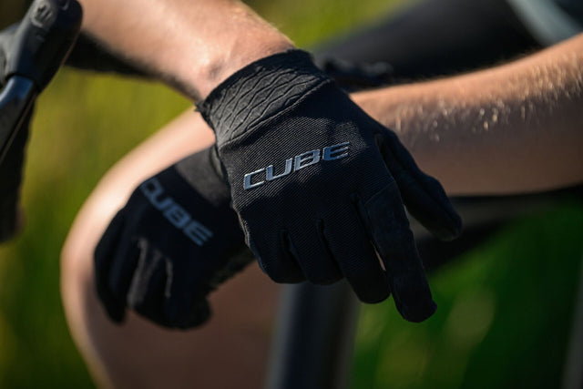 Man die CUBE Fietshandschoenen aantrekt