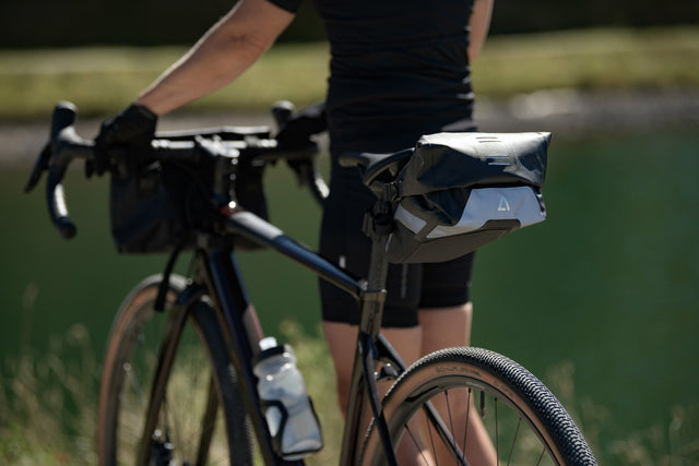 Zadeltas CUBE op een mooie fiets tijdens een trekking