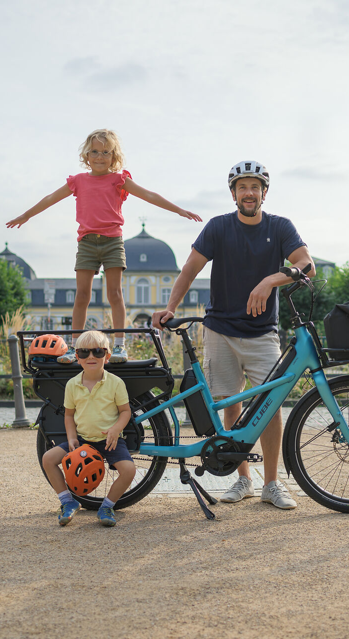 Man met kinderen op CUBE longtail fiets