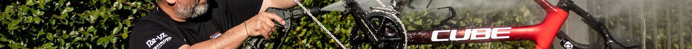 Schoonmaken van een CUBE racfiets