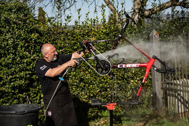 Schoonmaken van een CUBE racfiets