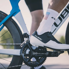 CUBE racefiets schoenen op een CUBE racefiets