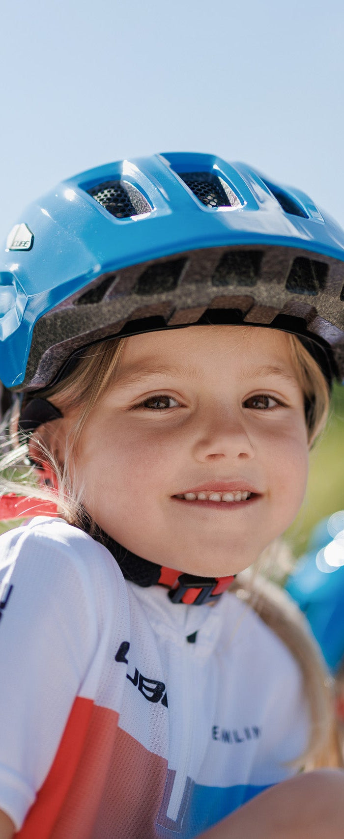 Een meisje met een kinderhelm van CUBE