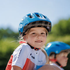 Een meisje met een kinderhelm van CUBE