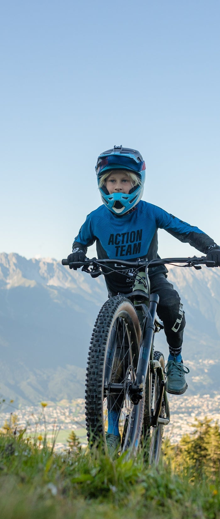 kind in de bergen met een kinder mountaibike 24 inch