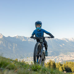 kind in de bergen met een kinder mountaibike 24 inch