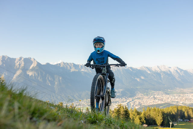 kind in de bergen met een kinder mountaibike 24 inch