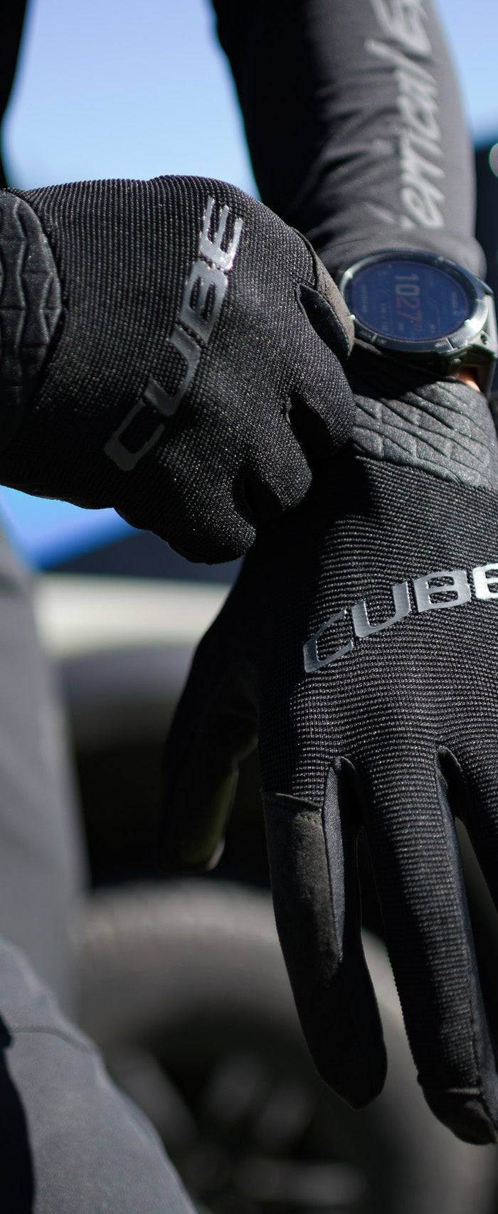 Man die CUBE Fietshandschoenen aantrekt