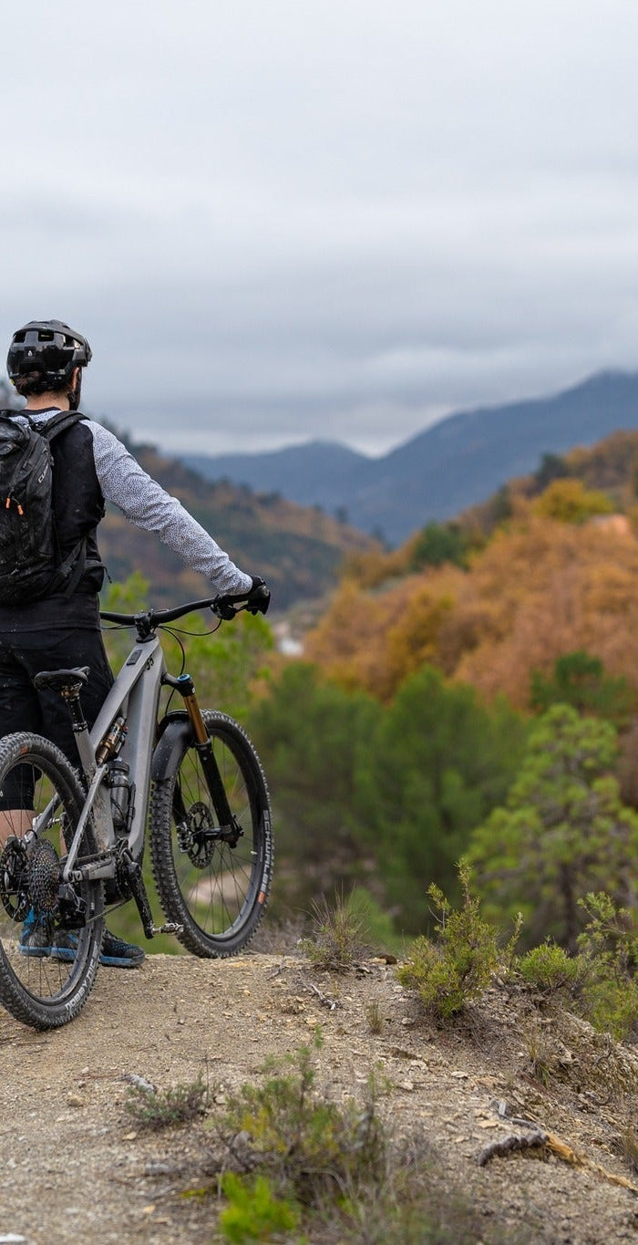 CUBE Mountainbike helmen in de bergen