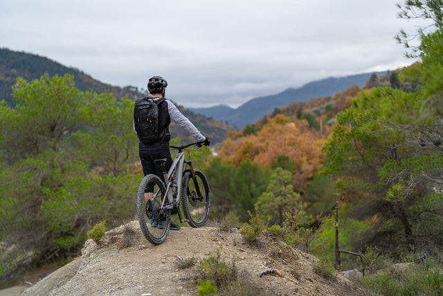 CUBE Mountainbike helmen in de bergen
