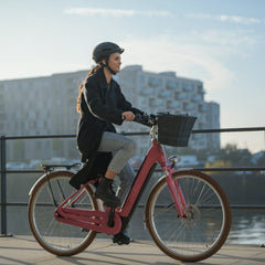 Een vrouw op een elektrische trekkingfiets (toerfiets) van CUBE