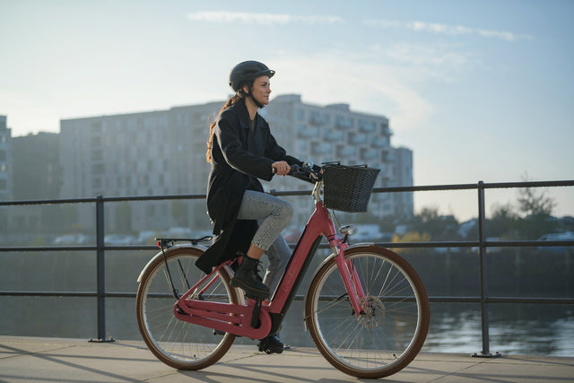 Een vrouw op een elektrische trekkingfiets (toerfiets) van CUBE