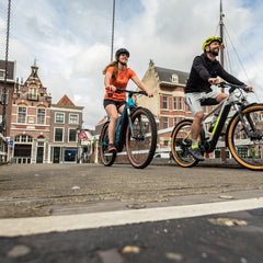 Elektrische stadsfiets van CUBE in de stad