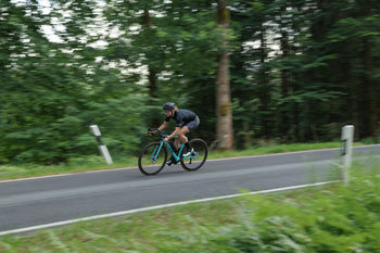 2 racefietsen van Cube op de weg wielersport