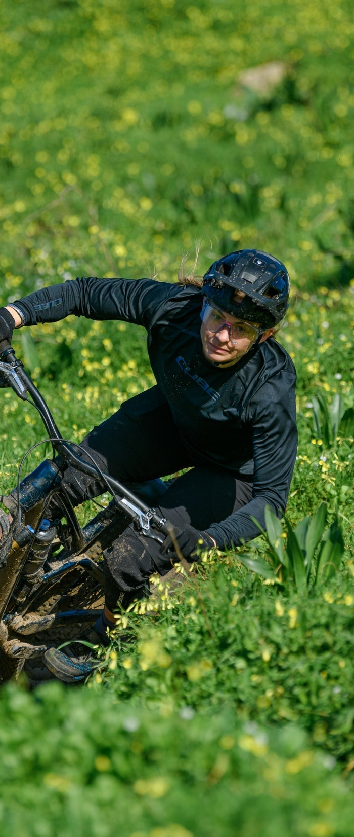 CUBE mountainbike met hydraulische vering en schijfrem op de trail