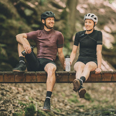 Vrouw met fiets en CUBE Fietskleding 