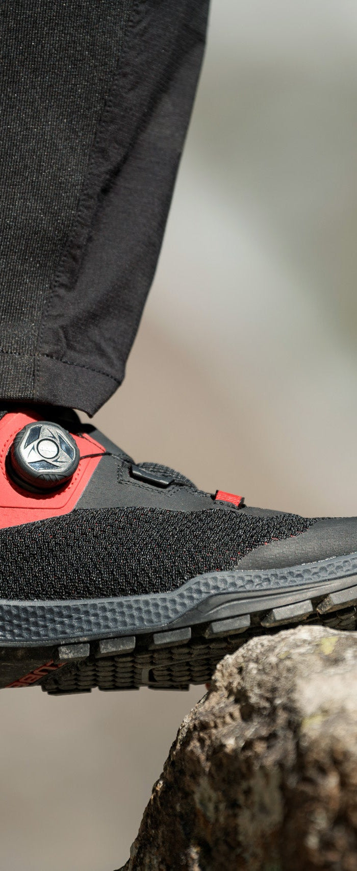 fietschoenen tijdens triatlon van CUBE op een rots