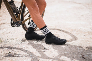 fietschoenen tijdens triatlon van CUBE op een rots