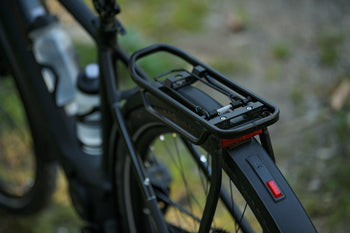Een CUBE fiets met een CUBE bagagedrager op het frame
