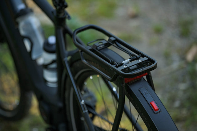 Een CUBE fiets met een CUBE bagagedrager op het frame