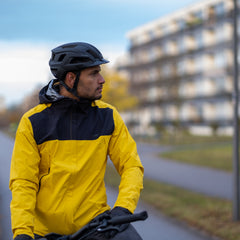 Een man met een CUBE fietsjas heren