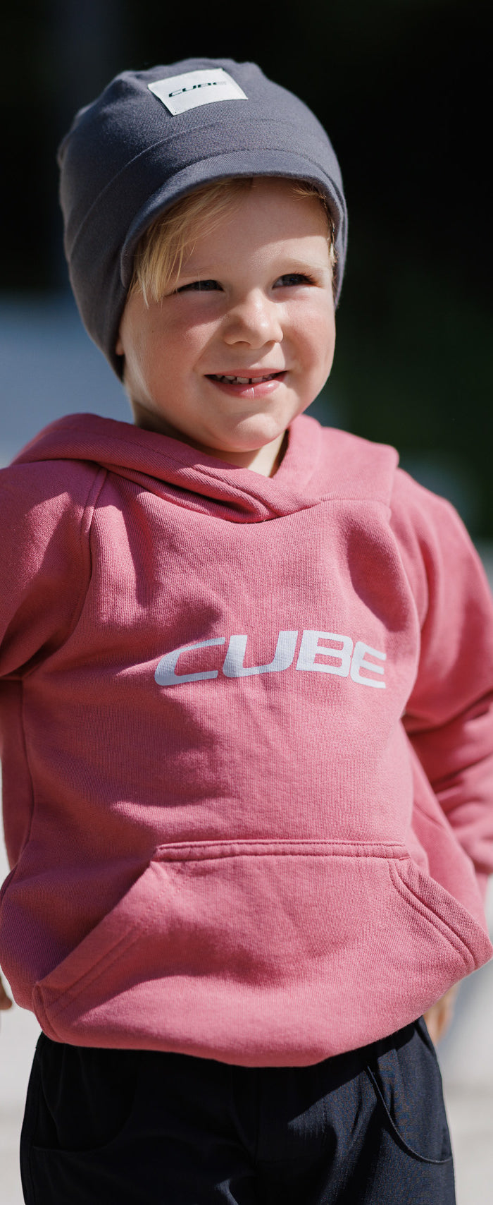 Kind met roze CUBE trui