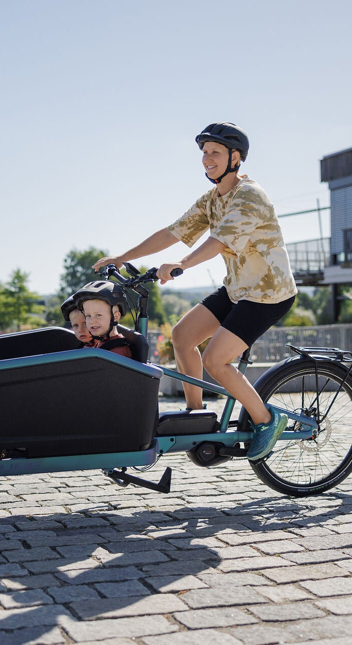 Man met kinderen in elektrische bakfiets van CUBE
