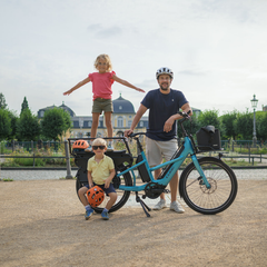 Man met kinderen op CUBE longtail fiets