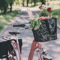 Antraciet fietsmand op een CUBE fiets