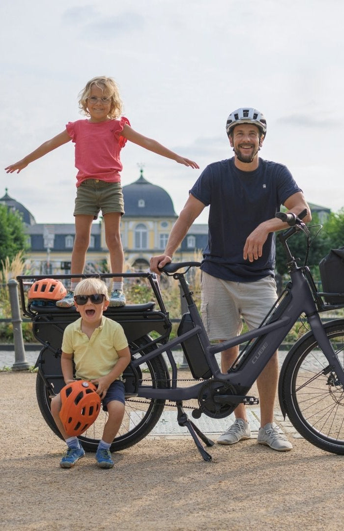 Man met kinderen op CUBE longtail fiets