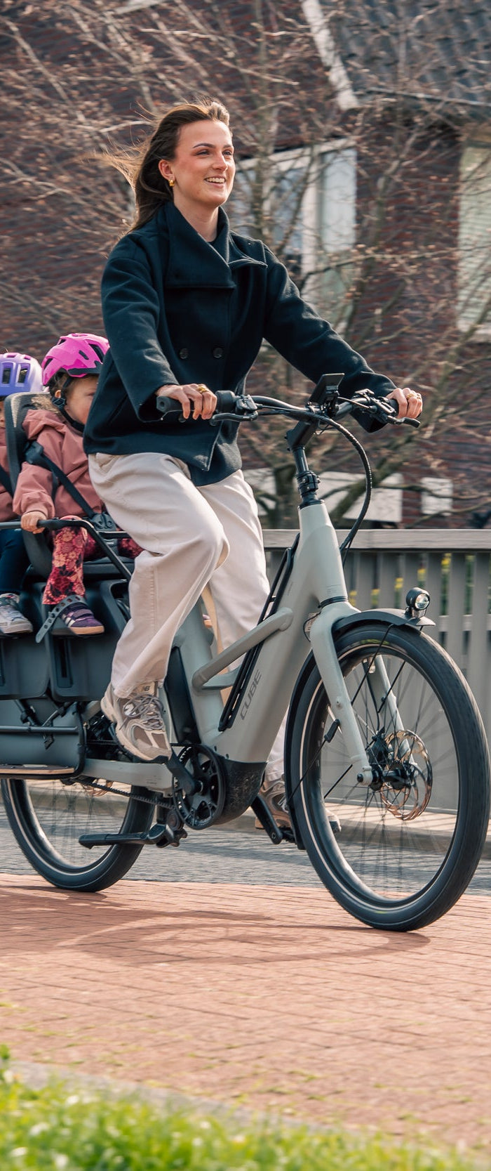 Man met kinderen op CUBE longtail fiets