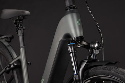 CUBE KATHMANDU HYBRID DELUXE PRO 800 BLACKFOREST/CHROME