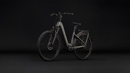 CUBE KATHMANDU HYBRID DELUXE PRO 800 BLACKFOREST/CHROME
