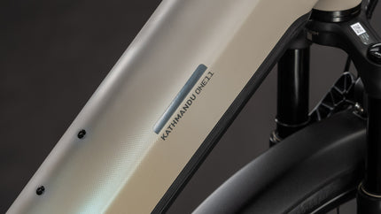 CUBE KATHMANDU HYBRID ONE11 HPC SLT 800 GLINTSAND/OATGREY