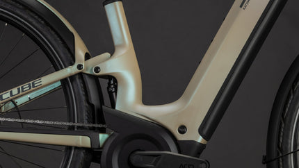 CUBE KATHMANDU HYBRID ONE11 HPC SLT 800 GLINTSAND/OATGREY