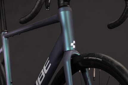 CUBE ATTAIN RACE SMARAGDGREY/WHITE