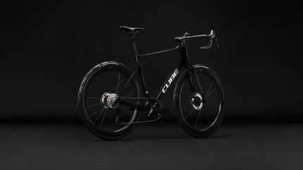 CUBE ATTAIN C:62 SLT CARBON/WHITE