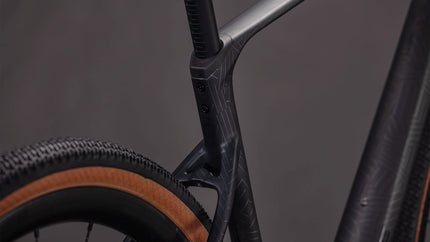 CUBE NUROAD C:62 EXC CARBON/CRISSCROSS