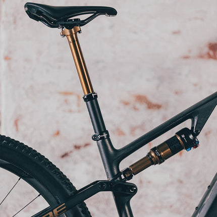 CUBE AMS HYBRID ONE44 C:68X SLT 400X 29 CARBON/GOLDDUST