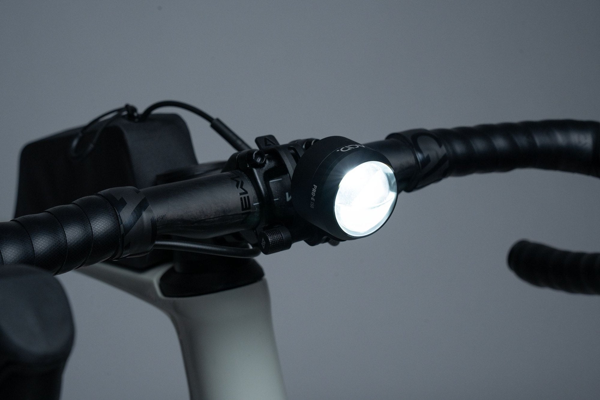 ACID E-BIKE KOPLAMP PRO-E 150 POWERBANK GRIJS ACID E-BIKE KOPLAMP PRO-E 150 POWERBANK GRIJS
